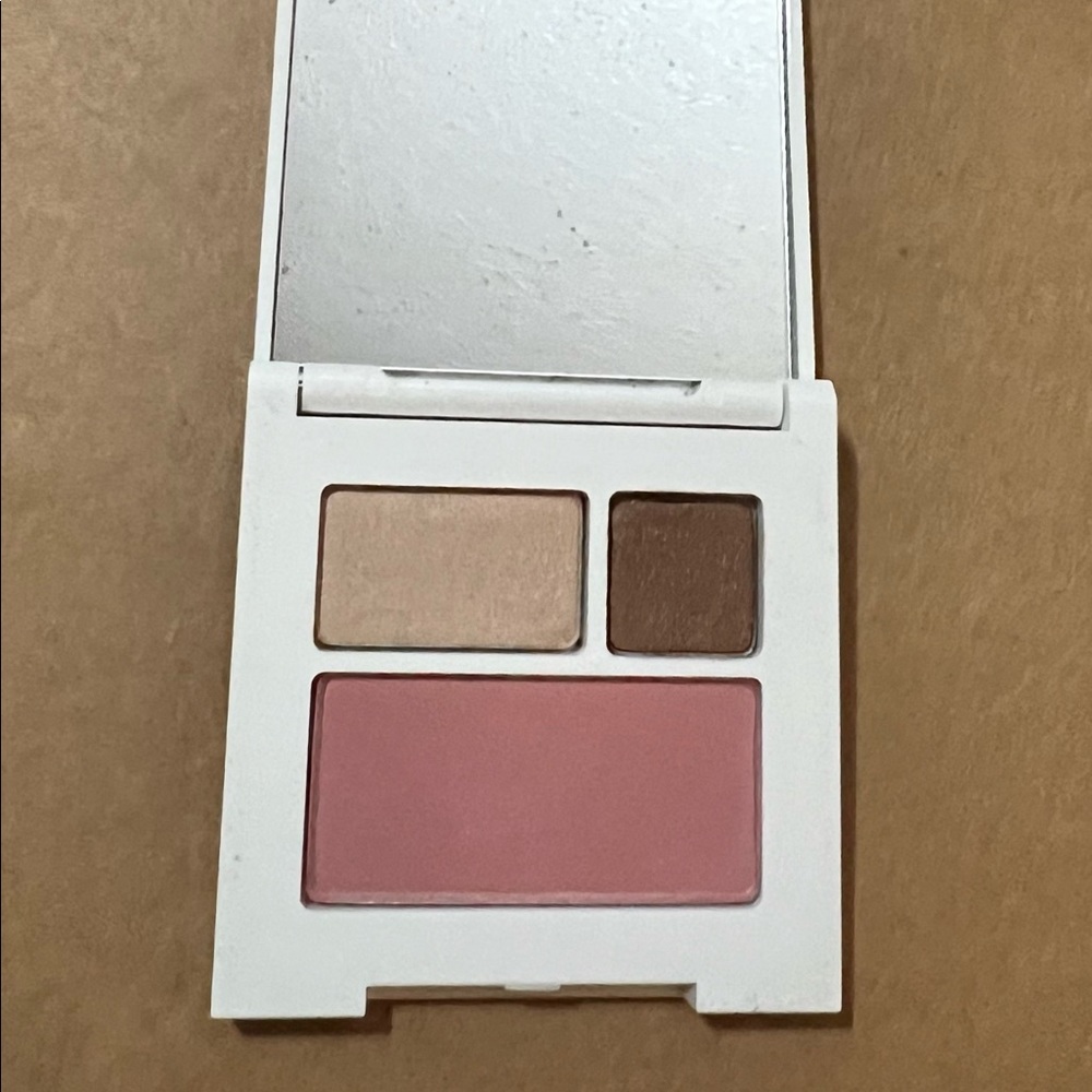 Clinique eyeshadow and blush palette